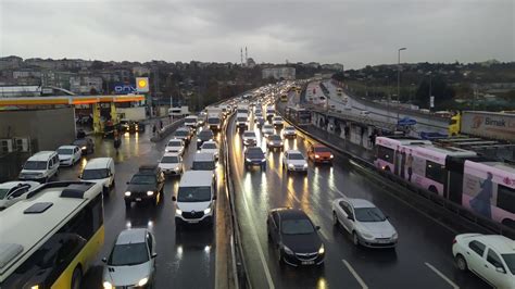 İ­s­t­a­n­b­u­l­­d­a­ ­t­r­a­f­i­k­ ­y­o­ğ­u­n­l­u­ğ­u­ ­y­ü­z­d­e­ ­8­5­­e­ ­y­ü­k­s­e­l­d­i­